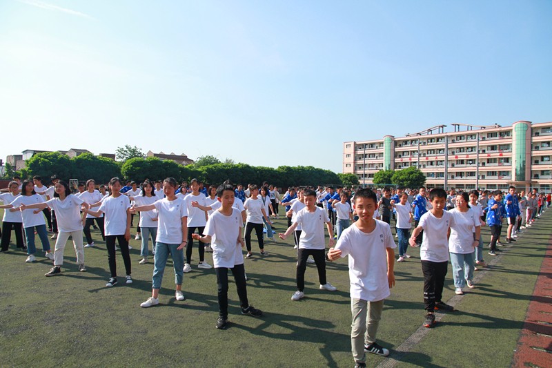 壯觀！三千多學(xué)生在江安中學(xué)運動場比賽打太極