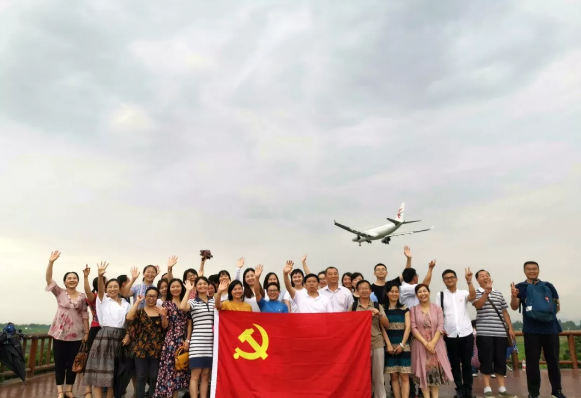 成都實外西區(qū)黨委組織黨員赴成都雙流綜合保稅區(qū)考察學(xué)習(xí)