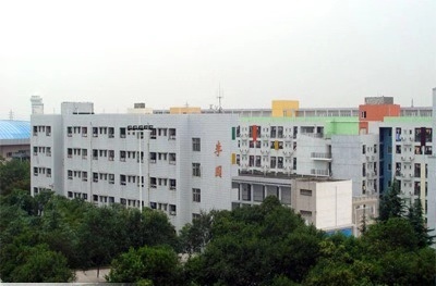 南山中學(xué)地理位置在哪里？