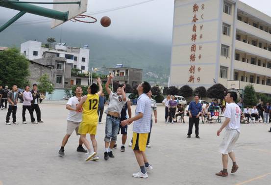 雷波民族中學地址在哪里？