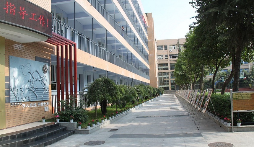 成都大學(xué)附屬中學(xué)地址位置在哪里？
