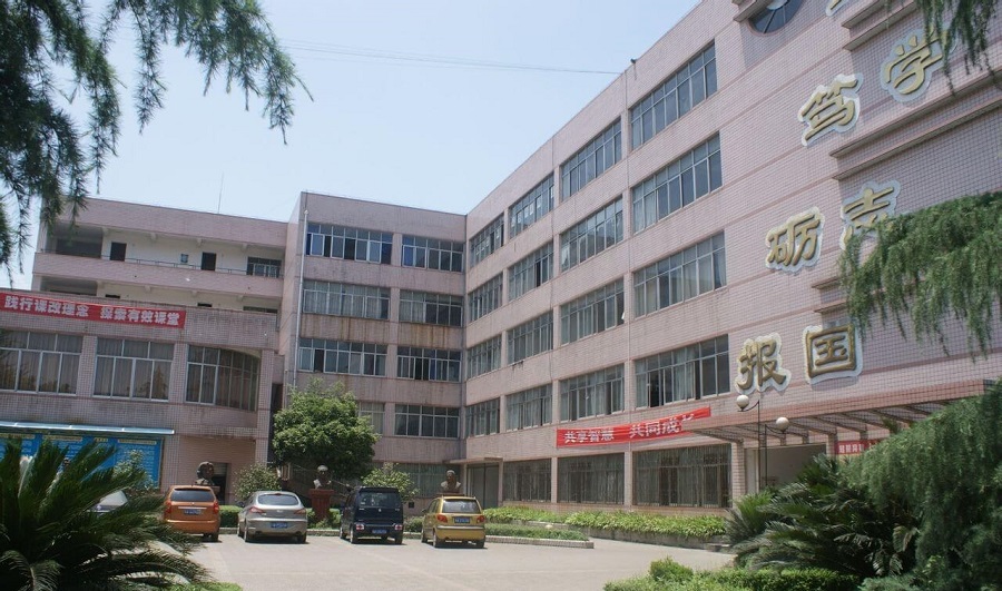 高埂中學(xué)校園環(huán)境怎么樣？