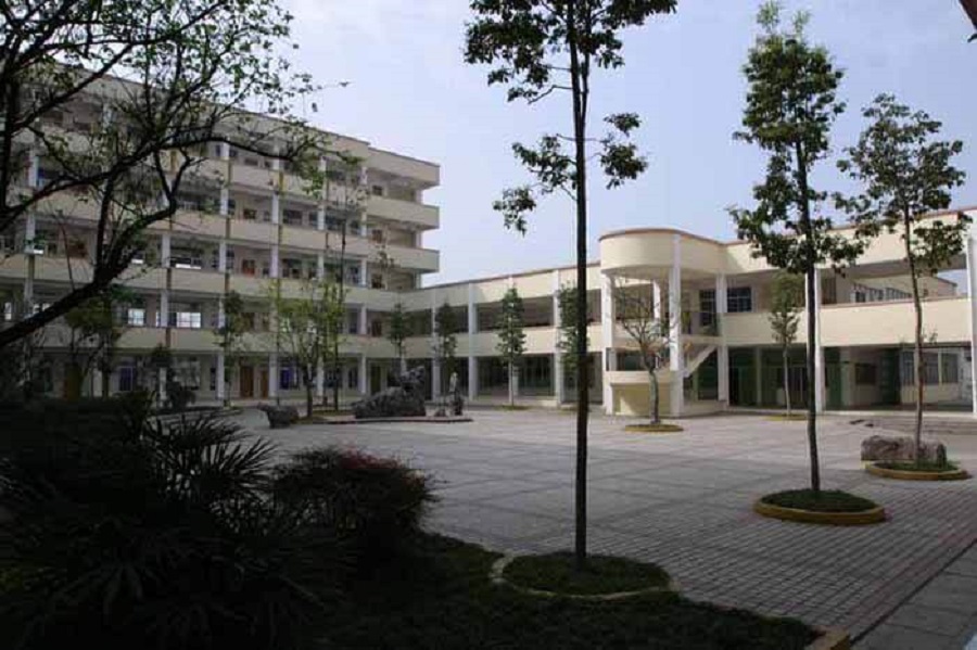 都江堰外國語實(shí)驗(yàn)學(xué)校地址在哪兒？
