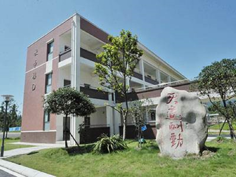 青城山高級(jí)中學(xué)校園環(huán)境怎么樣？