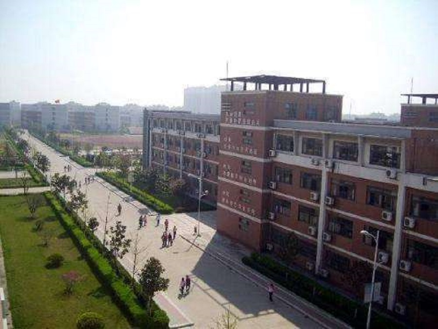 都江堰中學(xué)聯(lián)系電話(huà)是多少？