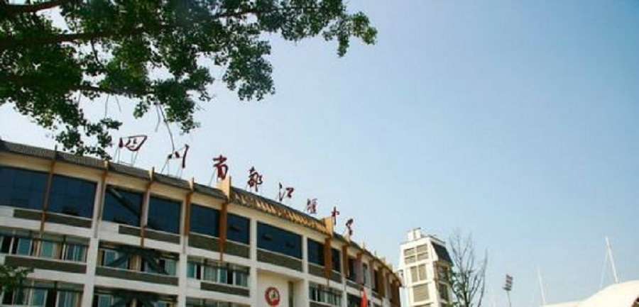 都江堰中學(xué)校園環(huán)境怎么樣？