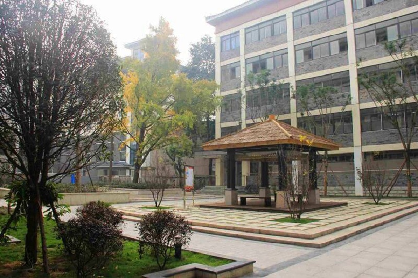 成都市西北中學(xué)招生咨詢聯(lián)系有哪些？