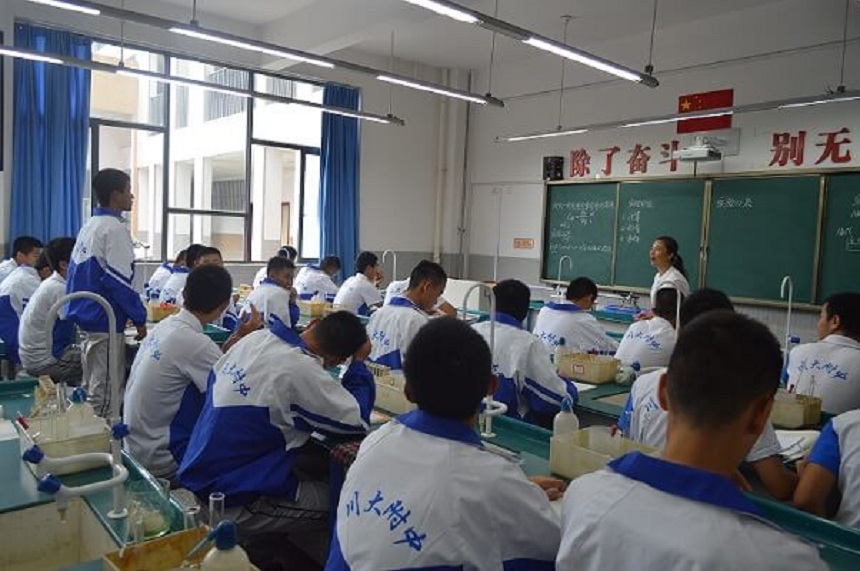 四川大學附屬中學2018年招生人數(shù)是多少？