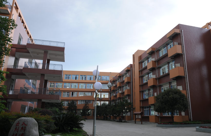 溫江中學校園環(huán)境怎么樣？