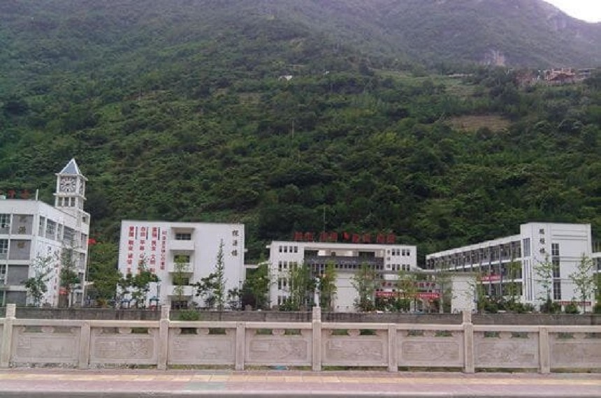 寶興縣海南高級中學(xué)學(xué)校環(huán)境好嘛？