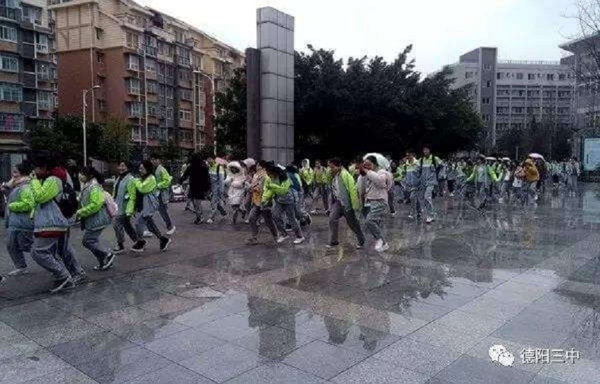 德陽三中招生辦電話是多少？
