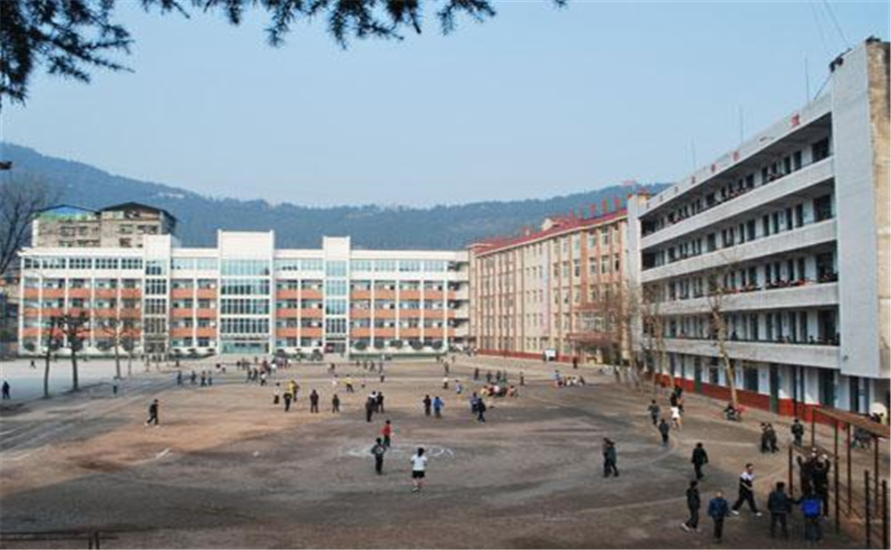 平昌縣第二中學學校環(huán)境怎么樣？