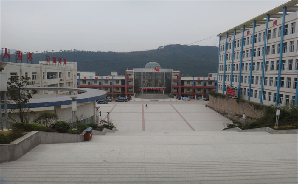通江縣第二中學(xué)學(xué)校詳細(xì)地址在什么地方？