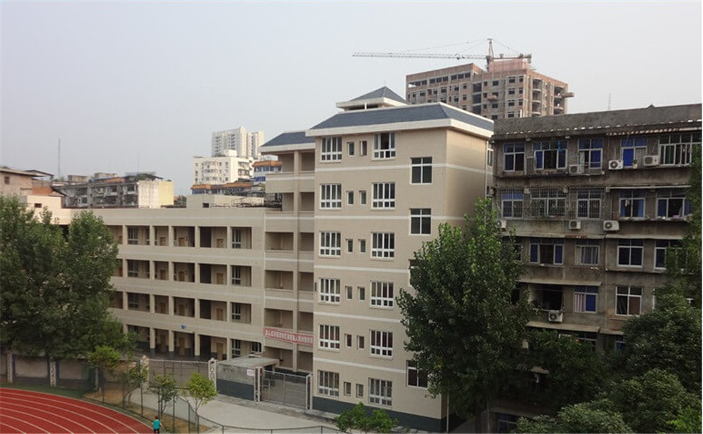 巴中中學(xué)2020年學(xué)校學(xué)費(fèi)多少錢一年？