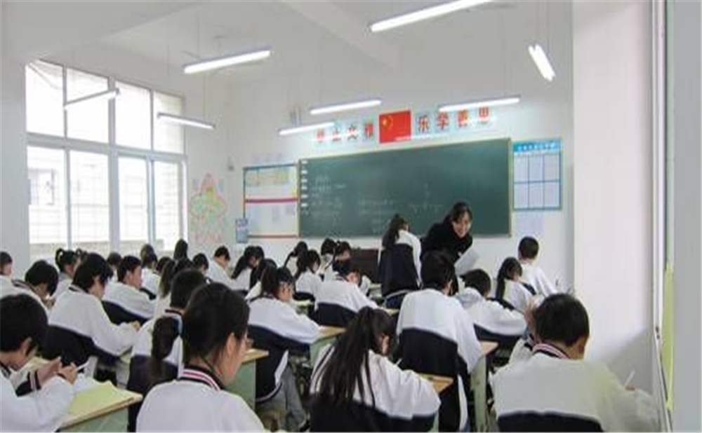 鼎山中學(xué)2020年學(xué)校學(xué)費(fèi)多少錢(qián)一年？