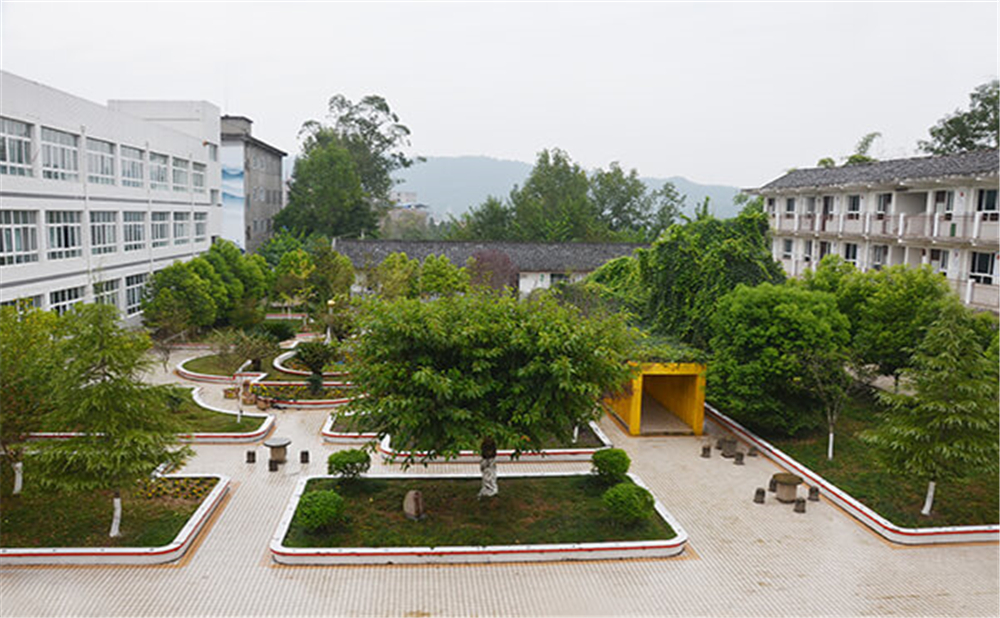 曾口中學(xué)學(xué)校環(huán)境怎么樣？