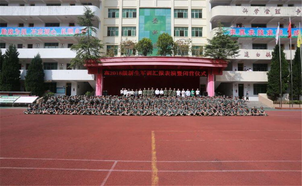 恩陽登科中學(xué)學(xué)校學(xué)費多少錢一年？