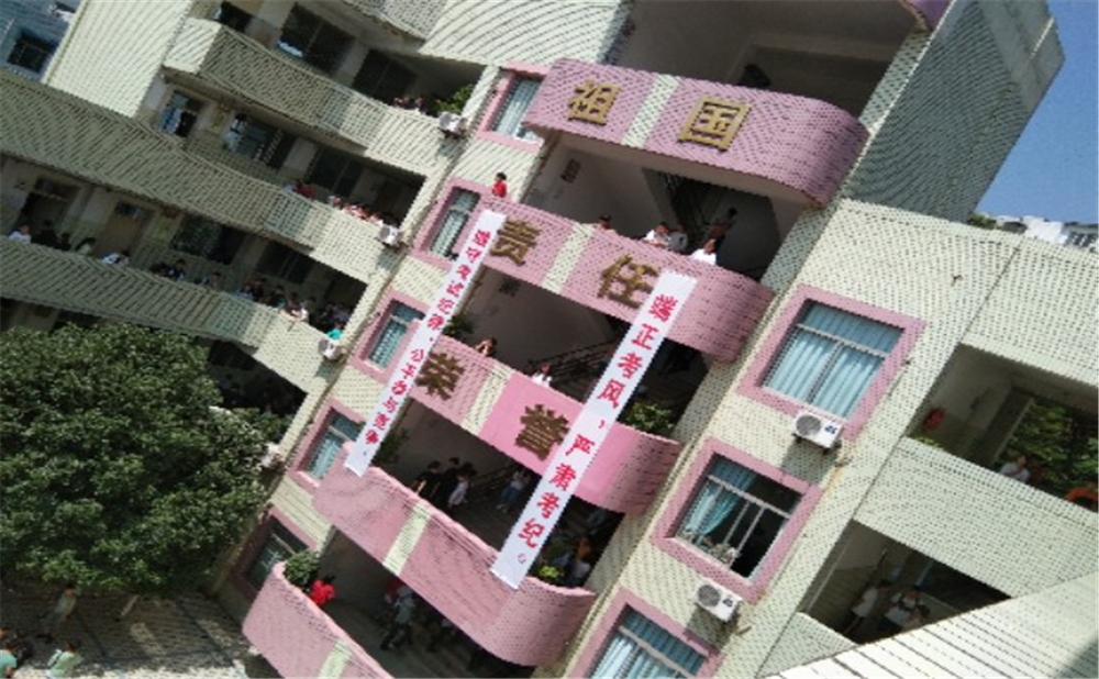 內(nèi)江市翔龍中學(xué)2020年學(xué)校學(xué)費(fèi)多少錢一年？