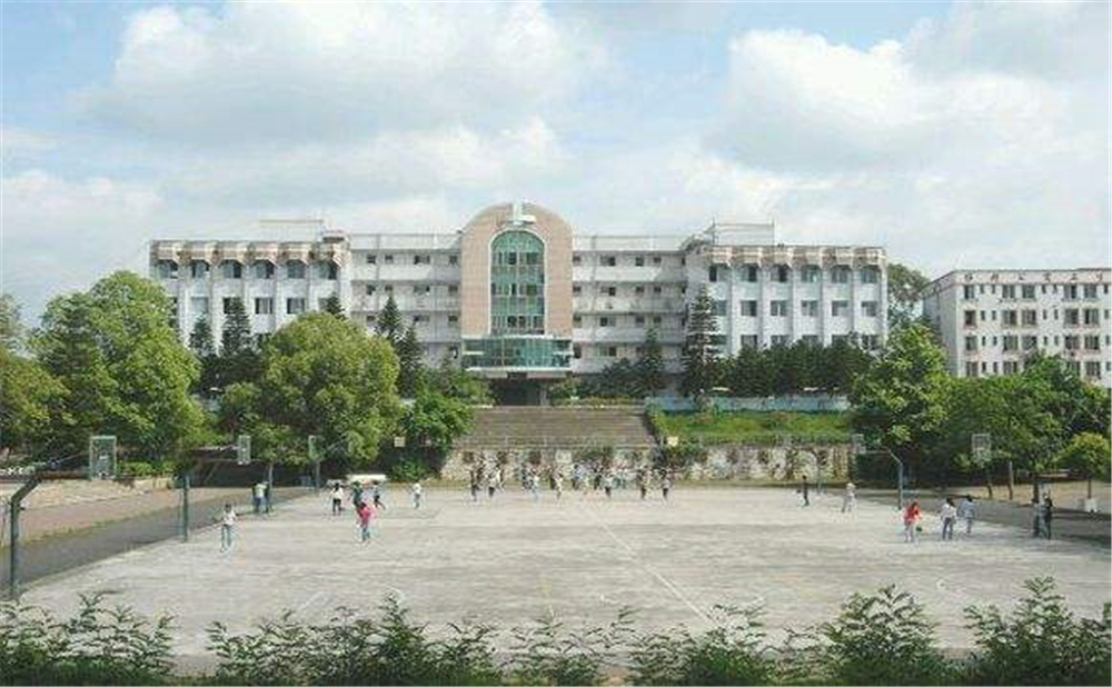 內(nèi)江十中學(xué)校環(huán)境怎么樣？