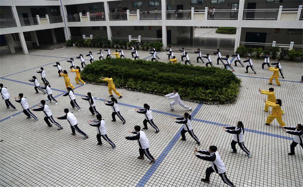 高坪中學(xué)2020年學(xué)校學(xué)費(fèi)多少錢(qián)一年？