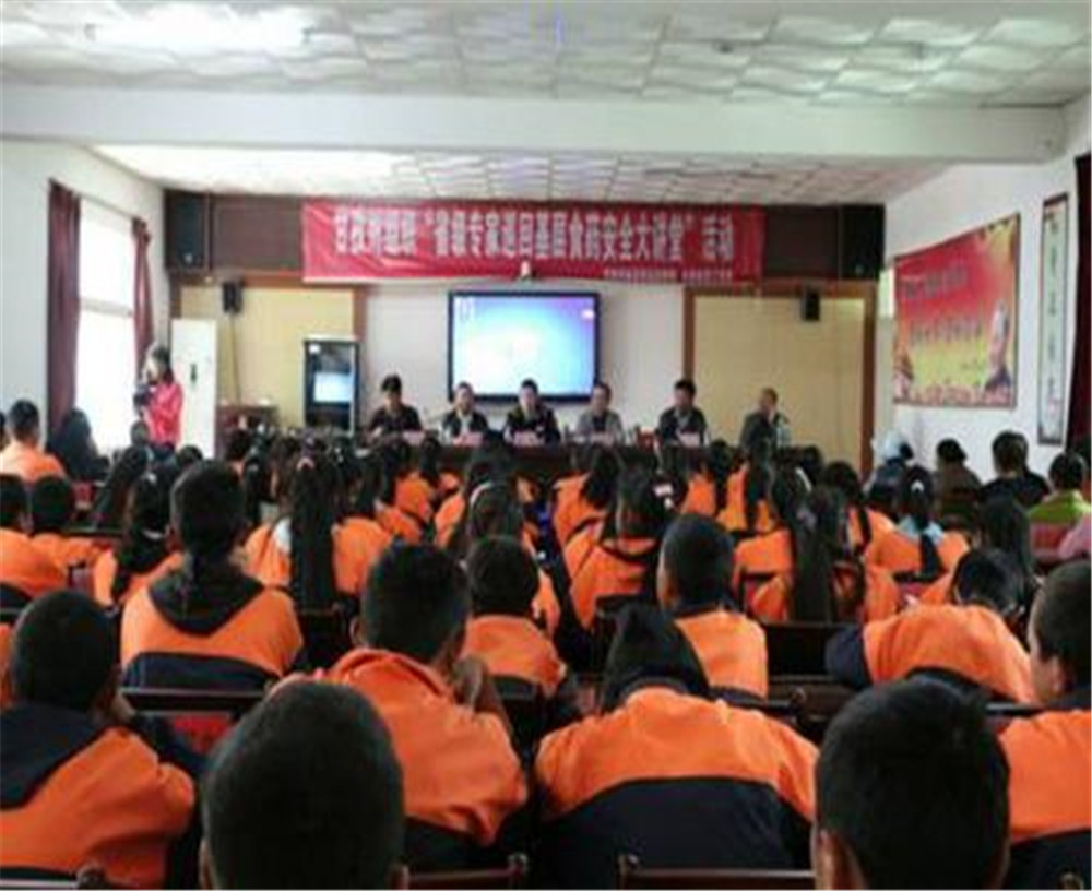 鄉(xiāng)城縣中學(xué)2020年學(xué)校學(xué)費(fèi)多少錢一年？