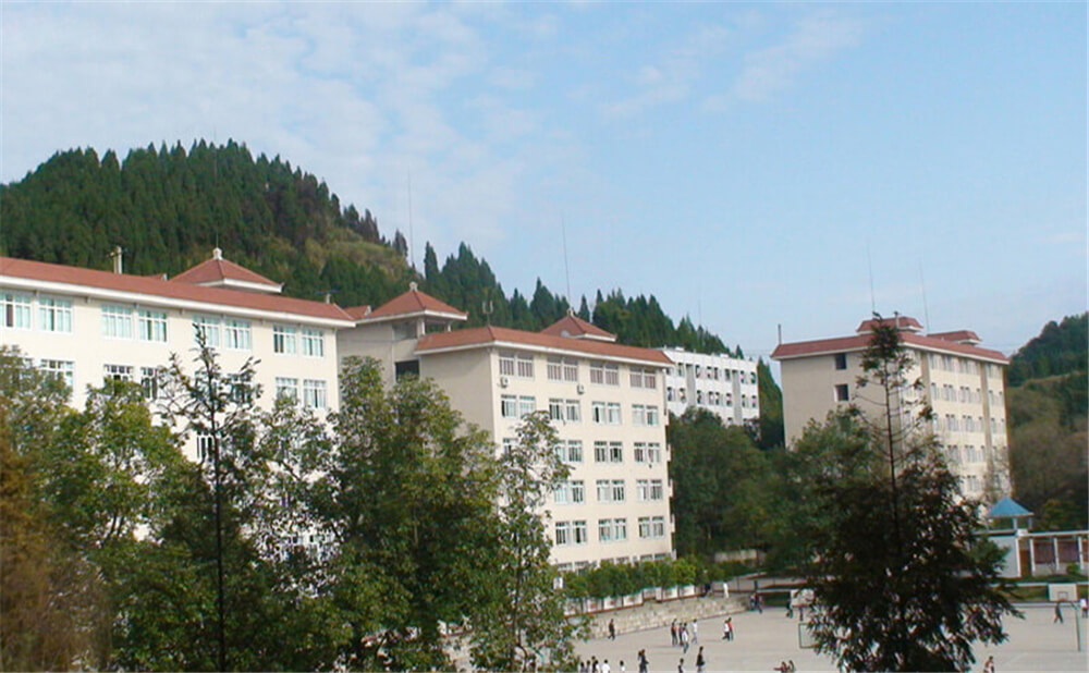 建興中學(xué)學(xué)校環(huán)境怎么樣？