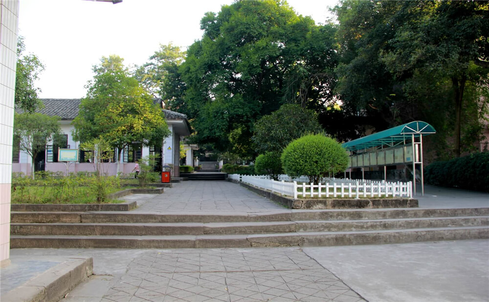 蓬安中學(xué)學(xué)校詳細(xì)地址在什么地方？