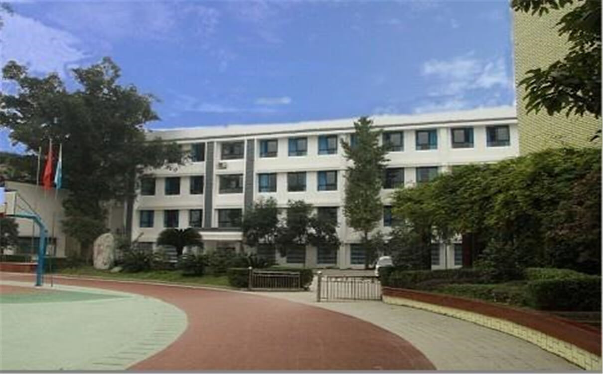 成都市第三十三中學(xué)每年的學(xué)費(fèi)多少錢(qián)？
