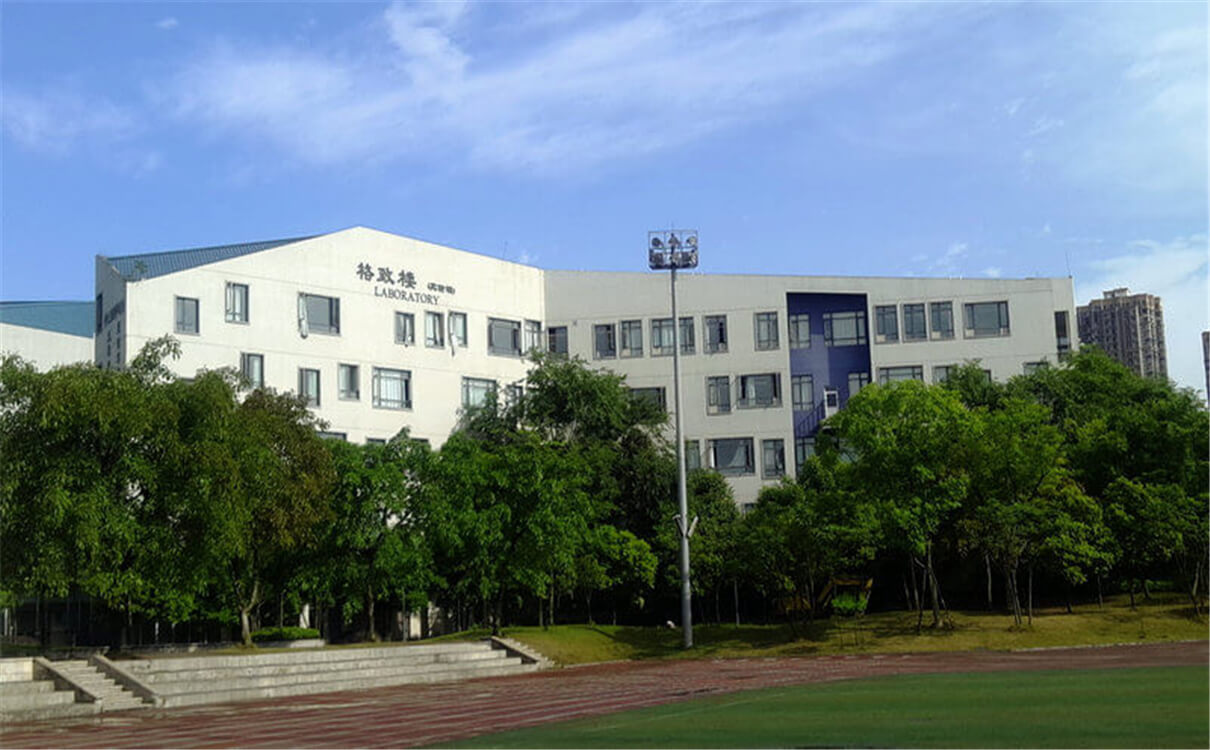 成都實驗外國語學(xué)校（西區(qū)）每年的學(xué)費是多少錢？