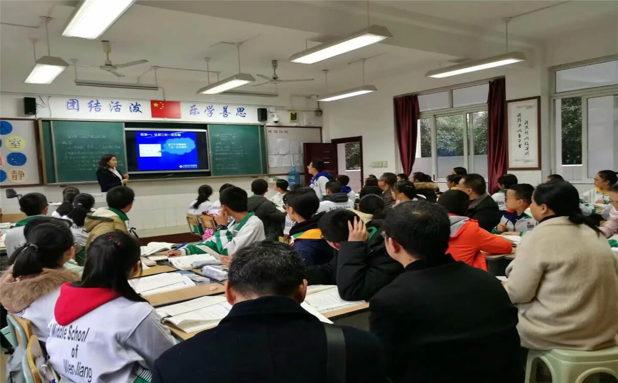 溫江二中每年的學費是多少錢？