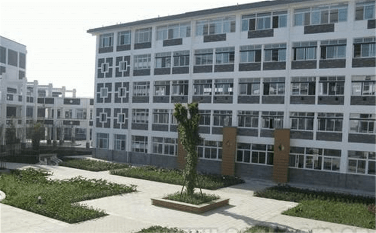都江堰中學(xué)每年的學(xué)費是多少錢？