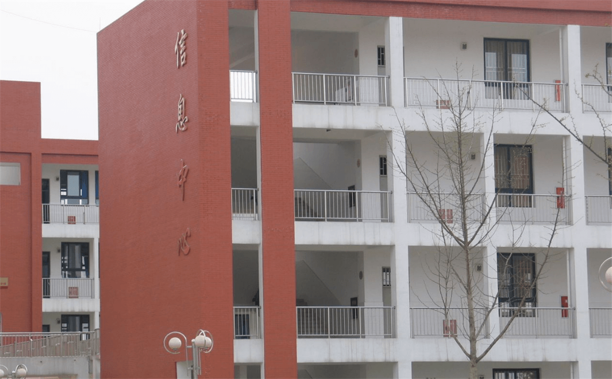金堂中學(xué)每年的學(xué)費(fèi)是多少錢(qián)？