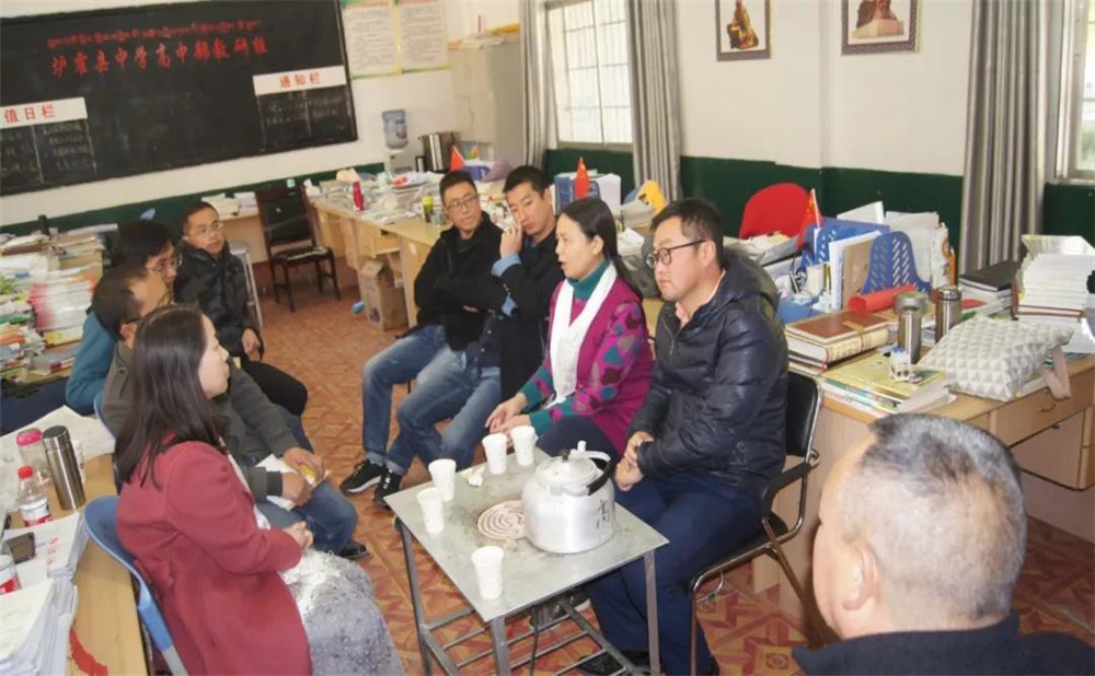 四川師范大學(xué)附屬中學(xué)外招生一年的學(xué)費(fèi)是多少？