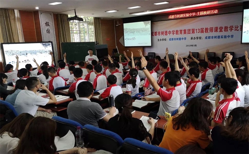 成都市泡桐樹中學(xué)每年學(xué)費(fèi)多少？