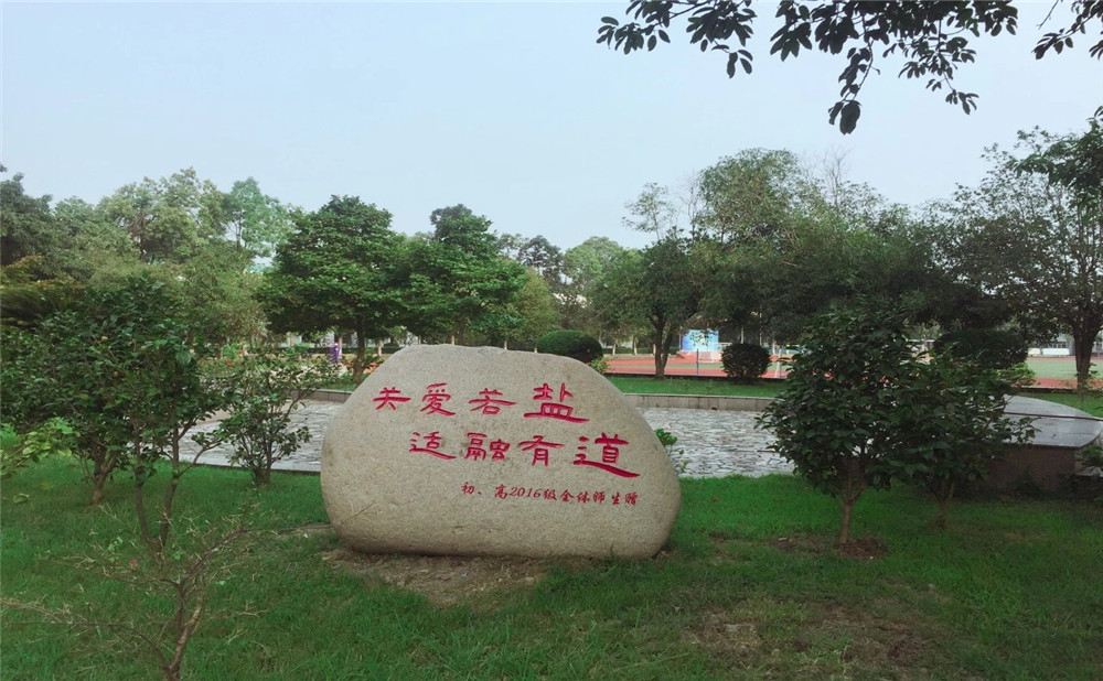 鹽道街外國(guó)語(yǔ)學(xué)校每年學(xué)費(fèi)是多少？