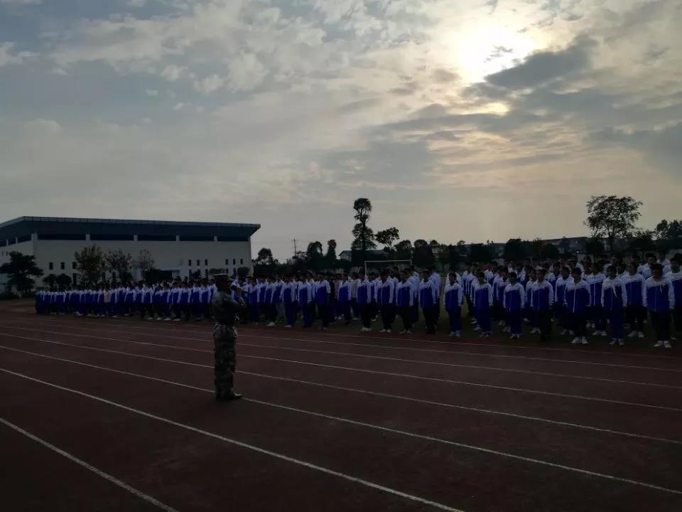 敖平中學(xué)去年的錄取分數(shù)線是多少？