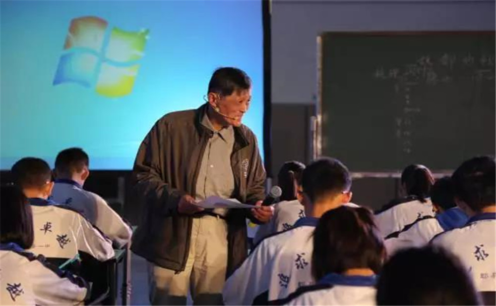 郫縣一中外招生一年的學(xué)費(fèi)是多少？