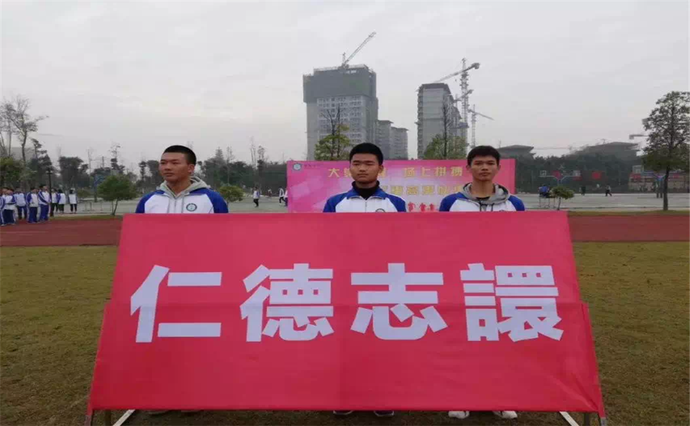 棠湖中學(xué)每年學(xué)費(fèi)是多少？