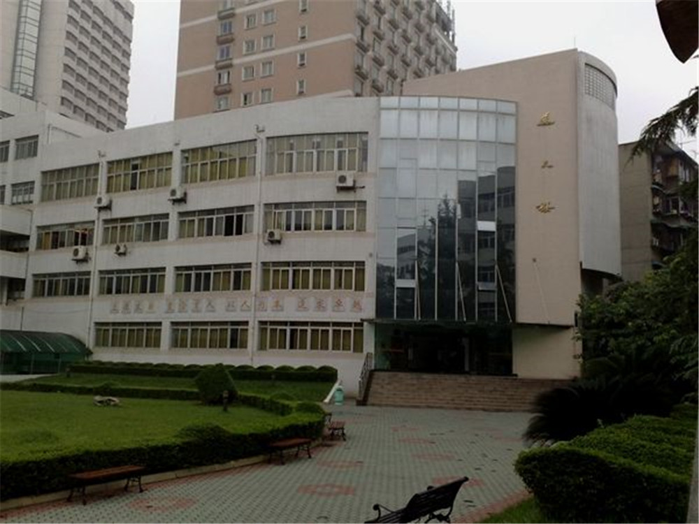成都市鹽道街中學(xué)近三年的錄取分?jǐn)?shù)是多少？
