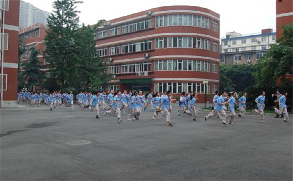 北師大成都實(shí)驗(yàn)中學(xué)的學(xué)費(fèi)是多少？