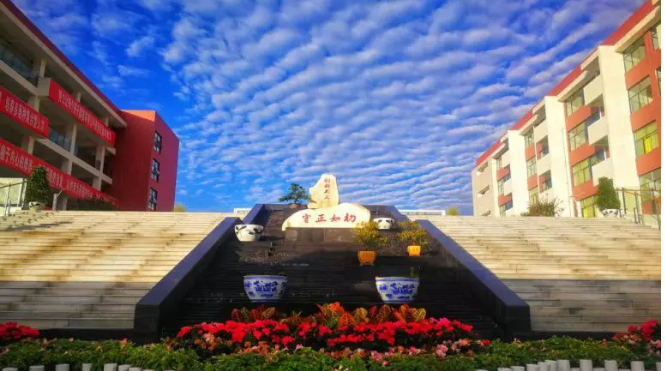 北京第二外國語學(xué)院成都附屬中學(xué)近三年的錄取分?jǐn)?shù)線？