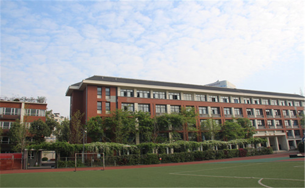 成都七中八一學(xué)校近三年的錄取分?jǐn)?shù)是多少？