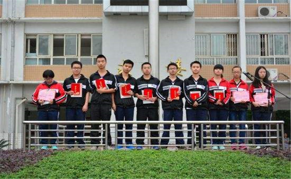 郫縣四中學費是多少？