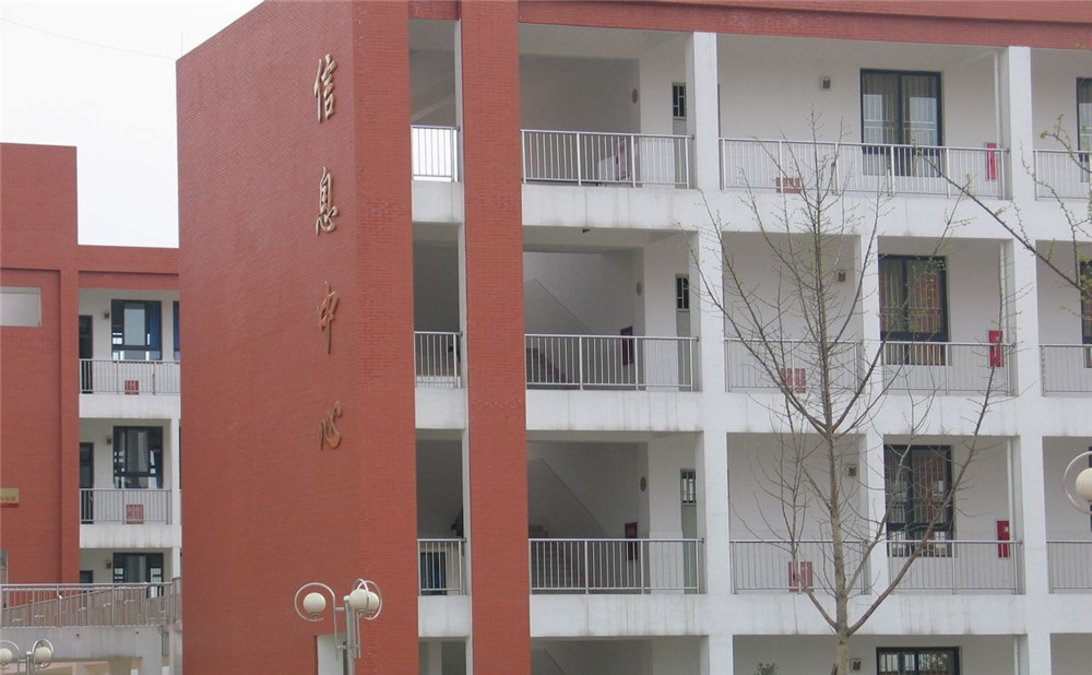 金堂中學(xué)的學(xué)費是多少？
