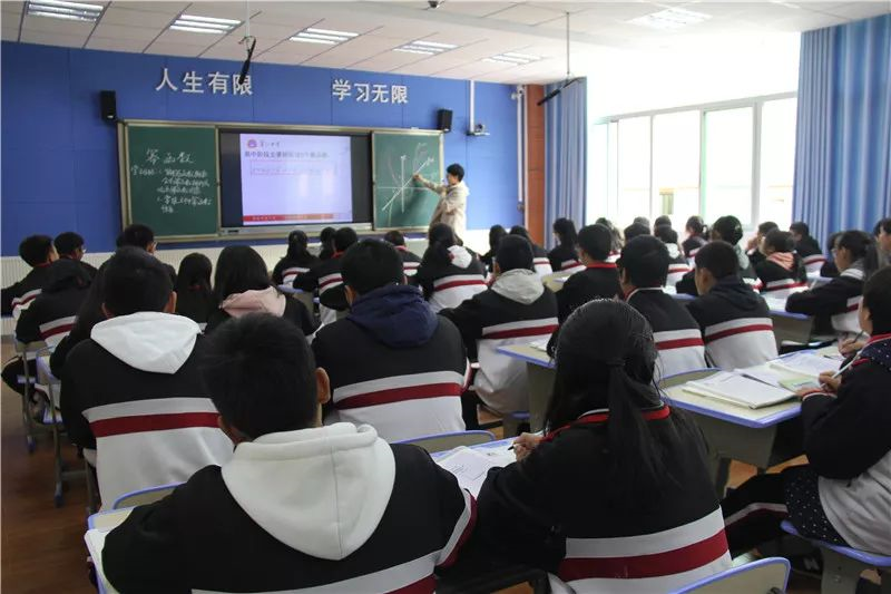蒲江中學(xué)的學(xué)費(fèi)是多少？