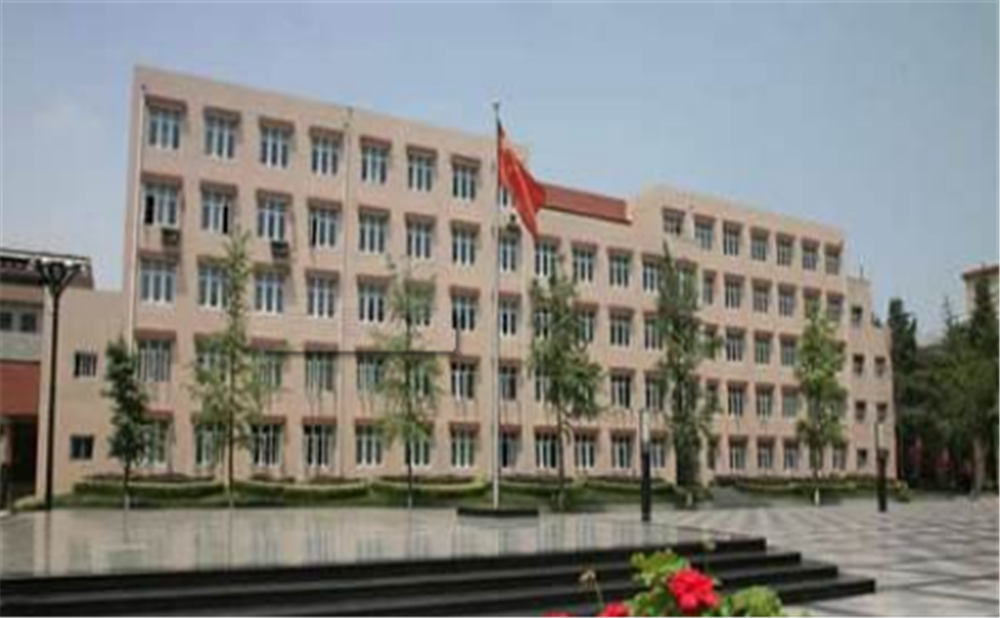 成都西藏中學(xué)高中一年的學(xué)費是多少？
