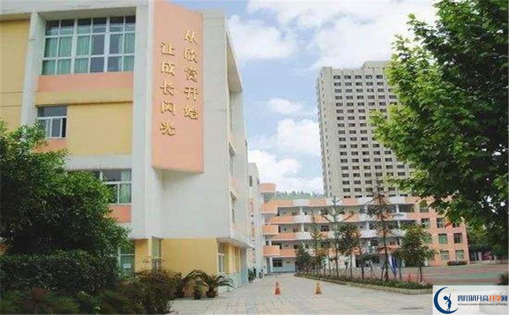 成都成飛中學(xué)高中本部的錄取分?jǐn)?shù)是多少？
