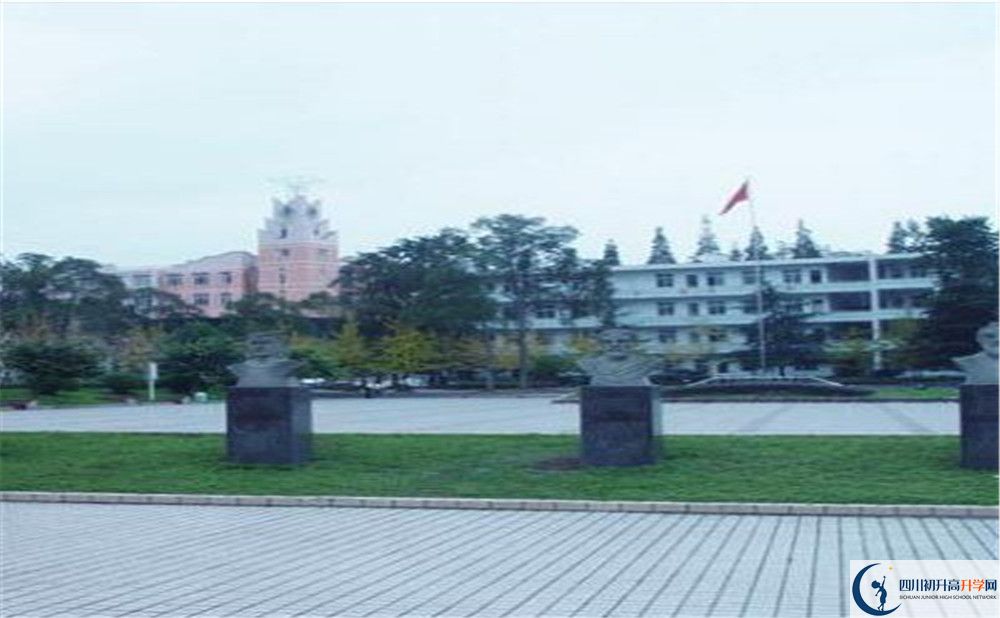 郫縣二中的學(xué)費(fèi)大概多少？
