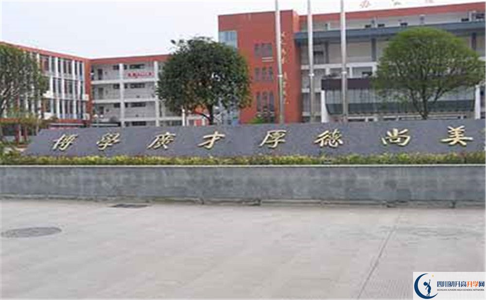 金堂中學(xué)的學(xué)費大概是多少？