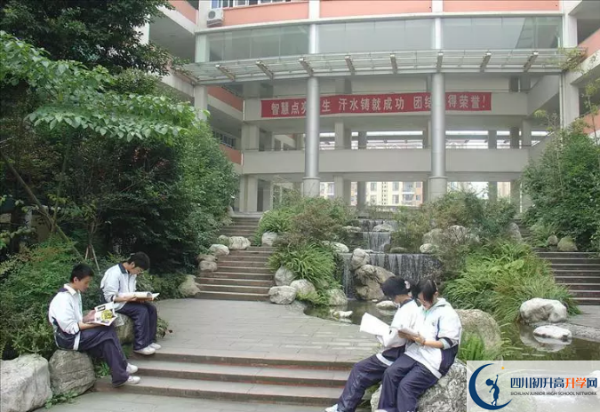 四川師范大學(xué)附屬中學(xué)一年的學(xué)費是多少？